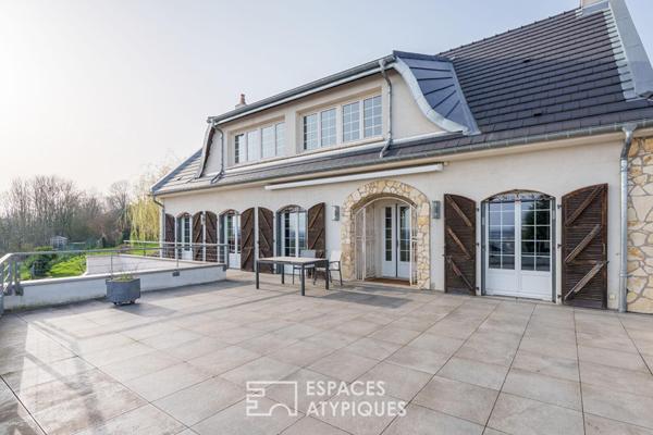 Maison sur les hauteurs et sa terrasse avec vue contemplative
