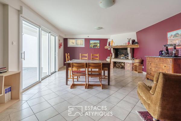 Maison sur les hauteurs et sa terrasse avec vue contemplative