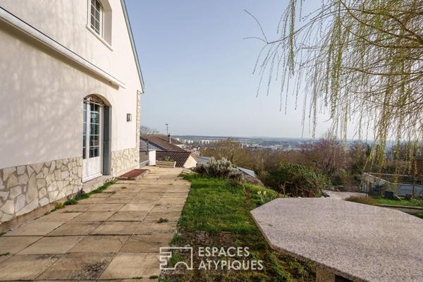Maison sur les hauteurs et sa terrasse avec vue contemplative