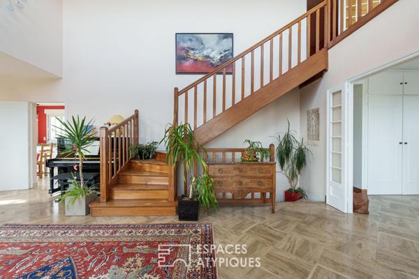 Maison sur les hauteurs et sa terrasse avec vue contemplative