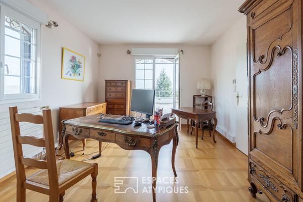 Maison sur les hauteurs et sa terrasse avec vue contemplative