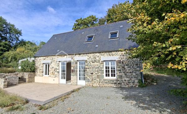 Nichée dans un environnement privilégié au cœur des Gorges de la Vire, cette charmante maison en pierre séduit par son authenticité, sa luminosité et son agréable terrain arboré de 3 770 m². Elle bénéficie également d’un accès rapide à l’autoroute, situé à seulement 3 minutes.

Au rez-de-chaussée
Belle pièce de vie de 48 m², baignée de lumière et exposée plein Sud, composée d’une cuisine aménagée ouverte sur le séjour, agrémenté d’un insert à bois. L’ensemble s’ouvre sur une vaste terrasse, chambre avec dressing, une grande salle de bains, laverie/buanderie, WC indépendant.
À l’étage
Deux chambres. 

Le chauffage principal est assuré par l’insert à bois avec appoint électrique. La maison dispose également d’un chauffage central au gaz pouvant être réactivé.
Toiture en ardoises d’Espagne, huisseries en double vitrage, volets roulants électriques.
Double garage, serre, abris. 
Terrain de 3 770 m², magnifiquement arboré. Il est agrémenté de nombreuses essences variées, notamment de beaux chênes et arbres fruitiers.
Fibre raccordée. Taxe foncière = 449 € /an. 

Une propriété pleine de charme, idéale pour les amoureux de la nature et de l’authenticité, tout en restant à proximité des principaux axes routiers.