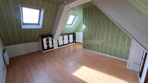 Nichée dans un environnement privilégié au cœur des Gorges de la Vire, cette charmante maison en pierre séduit par son authenticité, sa luminosité et son agréable terrain arboré de 3 770 m². Elle bénéficie également d’un accès rapide à l’autoroute, situé à seulement 3 minutes.

Au rez-de-chaussée
Belle pièce de vie de 48 m², baignée de lumière et exposée plein Sud, composée d’une cuisine aménagée ouverte sur le séjour, agrémenté d’un insert à bois. L’ensemble s’ouvre sur une vaste terrasse, chambre avec dressing, une grande salle de bains, laverie/buanderie, WC indépendant.
À l’étage
Deux chambres. 

Le chauffage principal est assuré par l’insert à bois avec appoint électrique. La maison dispose également d’un chauffage central au gaz pouvant être réactivé.
Toiture en ardoises d’Espagne, huisseries en double vitrage, volets roulants électriques.
Double garage, serre, abris. 
Terrain de 3 770 m², magnifiquement arboré. Il est agrémenté de nombreuses essences variées, notamment de beaux chênes et arbres fruitiers.
Fibre raccordée. Taxe foncière = 449 € /an. 

Une propriété pleine de charme, idéale pour les amoureux de la nature et de l’authenticité, tout en restant à proximité des principaux axes routiers.