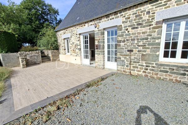 Nichée dans un environnement privilégié au cœur des Gorges de la Vire, cette charmante maison en pierre séduit par son authenticité, sa luminosité et son agréable terrain arboré de 3 770 m². Elle bénéficie également d’un accès rapide à l’autoroute, situé à seulement 3 minutes.

Au rez-de-chaussée
Belle pièce de vie de 48 m², baignée de lumière et exposée plein Sud, composée d’une cuisine aménagée ouverte sur le séjour, agrémenté d’un insert à bois. L’ensemble s’ouvre sur une vaste terrasse, chambre avec dressing, une grande salle de bains, laverie/buanderie, WC indépendant.
À l’étage
Deux chambres. 

Le chauffage principal est assuré par l’insert à bois avec appoint électrique. La maison dispose également d’un chauffage central au gaz pouvant être réactivé.
Toiture en ardoises d’Espagne, huisseries en double vitrage, volets roulants électriques.
Double garage, serre, abris. 
Terrain de 3 770 m², magnifiquement arboré. Il est agrémenté de nombreuses essences variées, notamment de beaux chênes et arbres fruitiers.
Fibre raccordée. Taxe foncière = 449 € /an. 

Une propriété pleine de charme, idéale pour les amoureux de la nature et de l’authenticité, tout en restant à proximité des principaux axes routiers.