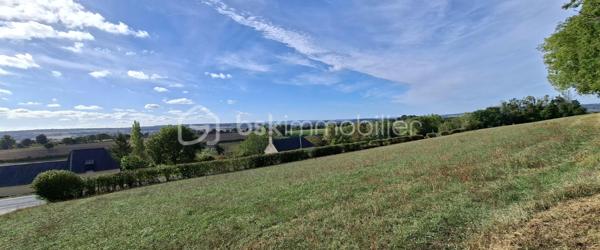 Nichée dans un environnement privilégié au cœur des Gorges de la Vire, cette charmante maison en pierre séduit par son authenticité, sa luminosité et son agréable terrain arboré de 3 770 m². Elle bénéficie également d’un accès rapide à l’autoroute, situé à seulement 3 minutes.

Au rez-de-chaussée
Belle pièce de vie de 48 m², baignée de lumière et exposée plein Sud, composée d’une cuisine aménagée ouverte sur le séjour, agrémenté d’un insert à bois. L’ensemble s’ouvre sur une vaste terrasse, chambre avec dressing, une grande salle de bains, laverie/buanderie, WC indépendant.
À l’étage
Deux chambres. 

Le chauffage principal est assuré par l’insert à bois avec appoint électrique. La maison dispose également d’un chauffage central au gaz pouvant être réactivé.
Toiture en ardoises d’Espagne, huisseries en double vitrage, volets roulants électriques.
Double garage, serre, abris. 
Terrain de 3 770 m², magnifiquement arboré. Il est agrémenté de nombreuses essences variées, notamment de beaux chênes et arbres fruitiers.
Fibre raccordée. Taxe foncière = 449 € /an. 

Une propriété pleine de charme, idéale pour les amoureux de la nature et de l’authenticité, tout en restant à proximité des principaux axes routiers.