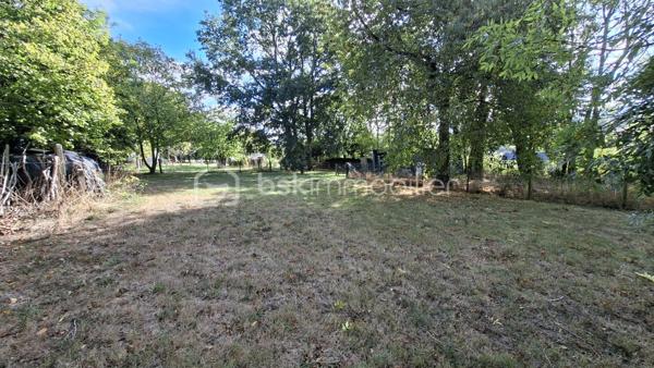 Nichée dans un environnement privilégié au cœur des Gorges de la Vire, cette charmante maison en pierre séduit par son authenticité, sa luminosité et son agréable terrain arboré de 3 770 m². Elle bénéficie également d’un accès rapide à l’autoroute, situé à seulement 3 minutes.

Au rez-de-chaussée
Belle pièce de vie de 48 m², baignée de lumière et exposée plein Sud, composée d’une cuisine aménagée ouverte sur le séjour, agrémenté d’un insert à bois. L’ensemble s’ouvre sur une vaste terrasse, chambre avec dressing, une grande salle de bains, laverie/buanderie, WC indépendant.
À l’étage
Deux chambres. 

Le chauffage principal est assuré par l’insert à bois avec appoint électrique. La maison dispose également d’un chauffage central au gaz pouvant être réactivé.
Toiture en ardoises d’Espagne, huisseries en double vitrage, volets roulants électriques.
Double garage, serre, abris. 
Terrain de 3 770 m², magnifiquement arboré. Il est agrémenté de nombreuses essences variées, notamment de beaux chênes et arbres fruitiers.
Fibre raccordée. Taxe foncière = 449 € /an. 

Une propriété pleine de charme, idéale pour les amoureux de la nature et de l’authenticité, tout en restant à proximité des principaux axes routiers.