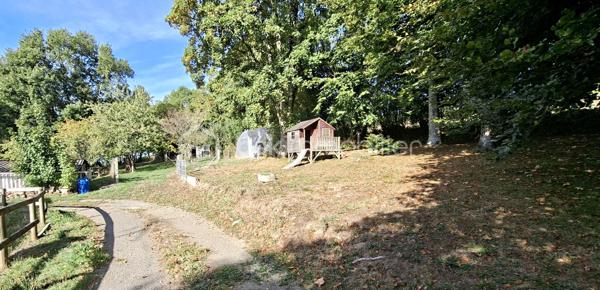 Nichée dans un environnement privilégié au cœur des Gorges de la Vire, cette charmante maison en pierre séduit par son authenticité, sa luminosité et son agréable terrain arboré de 3 770 m². Elle bénéficie également d’un accès rapide à l’autoroute, situé à seulement 3 minutes.

Au rez-de-chaussée
Belle pièce de vie de 48 m², baignée de lumière et exposée plein Sud, composée d’une cuisine aménagée ouverte sur le séjour, agrémenté d’un insert à bois. L’ensemble s’ouvre sur une vaste terrasse, chambre avec dressing, une grande salle de bains, laverie/buanderie, WC indépendant.
À l’étage
Deux chambres. 

Le chauffage principal est assuré par l’insert à bois avec appoint électrique. La maison dispose également d’un chauffage central au gaz pouvant être réactivé.
Toiture en ardoises d’Espagne, huisseries en double vitrage, volets roulants électriques.
Double garage, serre, abris. 
Terrain de 3 770 m², magnifiquement arboré. Il est agrémenté de nombreuses essences variées, notamment de beaux chênes et arbres fruitiers.
Fibre raccordée. Taxe foncière = 449 € /an. 

Une propriété pleine de charme, idéale pour les amoureux de la nature et de l’authenticité, tout en restant à proximité des principaux axes routiers.