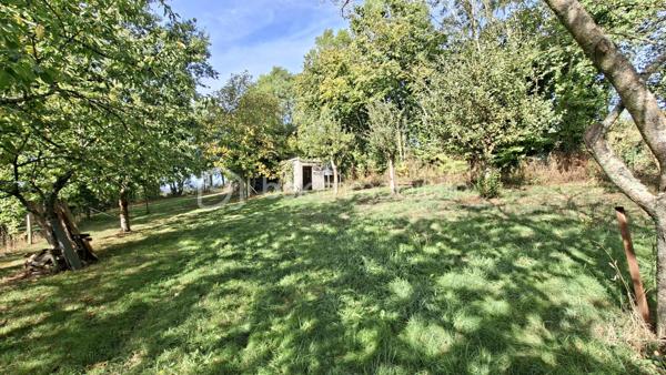 Nichée dans un environnement privilégié au cœur des Gorges de la Vire, cette charmante maison en pierre séduit par son authenticité, sa luminosité et son agréable terrain arboré de 3 770 m². Elle bénéficie également d’un accès rapide à l’autoroute, situé à seulement 3 minutes.

Au rez-de-chaussée
Belle pièce de vie de 48 m², baignée de lumière et exposée plein Sud, composée d’une cuisine aménagée ouverte sur le séjour, agrémenté d’un insert à bois. L’ensemble s’ouvre sur une vaste terrasse, chambre avec dressing, une grande salle de bains, laverie/buanderie, WC indépendant.
À l’étage
Deux chambres. 

Le chauffage principal est assuré par l’insert à bois avec appoint électrique. La maison dispose également d’un chauffage central au gaz pouvant être réactivé.
Toiture en ardoises d’Espagne, huisseries en double vitrage, volets roulants électriques.
Double garage, serre, abris. 
Terrain de 3 770 m², magnifiquement arboré. Il est agrémenté de nombreuses essences variées, notamment de beaux chênes et arbres fruitiers.
Fibre raccordée. Taxe foncière = 449 € /an. 

Une propriété pleine de charme, idéale pour les amoureux de la nature et de l’authenticité, tout en restant à proximité des principaux axes routiers.