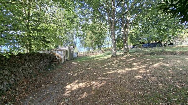 Nichée dans un environnement privilégié au cœur des Gorges de la Vire, cette charmante maison en pierre séduit par son authenticité, sa luminosité et son agréable terrain arboré de 3 770 m². Elle bénéficie également d’un accès rapide à l’autoroute, situé à seulement 3 minutes.

Au rez-de-chaussée
Belle pièce de vie de 48 m², baignée de lumière et exposée plein Sud, composée d’une cuisine aménagée ouverte sur le séjour, agrémenté d’un insert à bois. L’ensemble s’ouvre sur une vaste terrasse, chambre avec dressing, une grande salle de bains, laverie/buanderie, WC indépendant.
À l’étage
Deux chambres. 

Le chauffage principal est assuré par l’insert à bois avec appoint électrique. La maison dispose également d’un chauffage central au gaz pouvant être réactivé.
Toiture en ardoises d’Espagne, huisseries en double vitrage, volets roulants électriques.
Double garage, serre, abris. 
Terrain de 3 770 m², magnifiquement arboré. Il est agrémenté de nombreuses essences variées, notamment de beaux chênes et arbres fruitiers.
Fibre raccordée. Taxe foncière = 449 € /an. 

Une propriété pleine de charme, idéale pour les amoureux de la nature et de l’authenticité, tout en restant à proximité des principaux axes routiers.