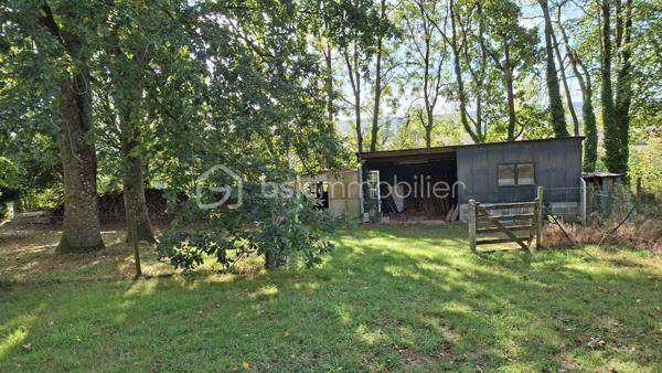 Nichée dans un environnement privilégié au cœur des Gorges de la Vire, cette charmante maison en pierre séduit par son authenticité, sa luminosité et son agréable terrain arboré de 3 770 m². Elle bénéficie également d’un accès rapide à l’autoroute, situé à seulement 3 minutes.

Au rez-de-chaussée
Belle pièce de vie de 48 m², baignée de lumière et exposée plein Sud, composée d’une cuisine aménagée ouverte sur le séjour, agrémenté d’un insert à bois. L’ensemble s’ouvre sur une vaste terrasse, chambre avec dressing, une grande salle de bains, laverie/buanderie, WC indépendant.
À l’étage
Deux chambres. 

Le chauffage principal est assuré par l’insert à bois avec appoint électrique. La maison dispose également d’un chauffage central au gaz pouvant être réactivé.
Toiture en ardoises d’Espagne, huisseries en double vitrage, volets roulants électriques.
Double garage, serre, abris. 
Terrain de 3 770 m², magnifiquement arboré. Il est agrémenté de nombreuses essences variées, notamment de beaux chênes et arbres fruitiers.
Fibre raccordée. Taxe foncière = 449 € /an. 

Une propriété pleine de charme, idéale pour les amoureux de la nature et de l’authenticité, tout en restant à proximité des principaux axes routiers.