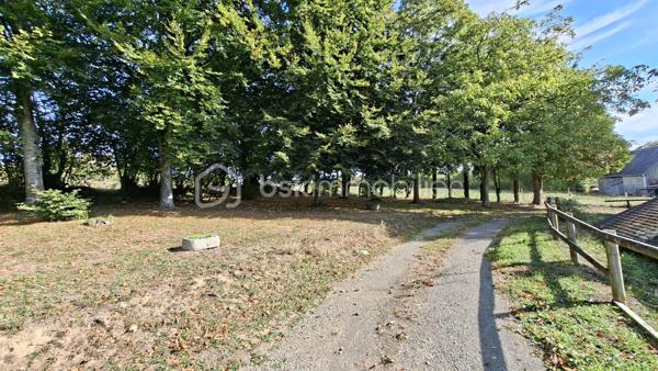 Nichée dans un environnement privilégié au cœur des Gorges de la Vire, cette charmante maison en pierre séduit par son authenticité, sa luminosité et son agréable terrain arboré de 3 770 m². Elle bénéficie également d’un accès rapide à l’autoroute, situé à seulement 3 minutes.

Au rez-de-chaussée
Belle pièce de vie de 48 m², baignée de lumière et exposée plein Sud, composée d’une cuisine aménagée ouverte sur le séjour, agrémenté d’un insert à bois. L’ensemble s’ouvre sur une vaste terrasse, chambre avec dressing, une grande salle de bains, laverie/buanderie, WC indépendant.
À l’étage
Deux chambres. 

Le chauffage principal est assuré par l’insert à bois avec appoint électrique. La maison dispose également d’un chauffage central au gaz pouvant être réactivé.
Toiture en ardoises d’Espagne, huisseries en double vitrage, volets roulants électriques.
Double garage, serre, abris. 
Terrain de 3 770 m², magnifiquement arboré. Il est agrémenté de nombreuses essences variées, notamment de beaux chênes et arbres fruitiers.
Fibre raccordée. Taxe foncière = 449 € /an. 

Une propriété pleine de charme, idéale pour les amoureux de la nature et de l’authenticité, tout en restant à proximité des principaux axes routiers.