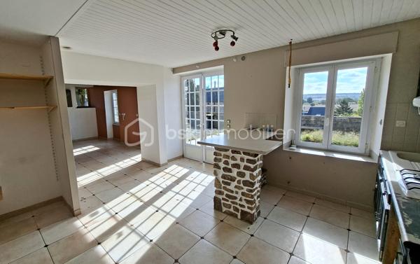 Nichée dans un environnement privilégié au cœur des Gorges de la Vire, cette charmante maison en pierre séduit par son authenticité, sa luminosité et son agréable terrain arboré de 3 770 m². Elle bénéficie également d’un accès rapide à l’autoroute, situé à seulement 3 minutes.

Au rez-de-chaussée
Belle pièce de vie de 48 m², baignée de lumière et exposée plein Sud, composée d’une cuisine aménagée ouverte sur le séjour, agrémenté d’un insert à bois. L’ensemble s’ouvre sur une vaste terrasse, chambre avec dressing, une grande salle de bains, laverie/buanderie, WC indépendant.
À l’étage
Deux chambres. 

Le chauffage principal est assuré par l’insert à bois avec appoint électrique. La maison dispose également d’un chauffage central au gaz pouvant être réactivé.
Toiture en ardoises d’Espagne, huisseries en double vitrage, volets roulants électriques.
Double garage, serre, abris. 
Terrain de 3 770 m², magnifiquement arboré. Il est agrémenté de nombreuses essences variées, notamment de beaux chênes et arbres fruitiers.
Fibre raccordée. Taxe foncière = 449 € /an. 

Une propriété pleine de charme, idéale pour les amoureux de la nature et de l’authenticité, tout en restant à proximité des principaux axes routiers.