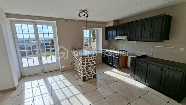 Nichée dans un environnement privilégié au cœur des Gorges de la Vire, cette charmante maison en pierre séduit par son authenticité, sa luminosité et son agréable terrain arboré de 3 770 m². Elle bénéficie également d’un accès rapide à l’autoroute, situé à seulement 3 minutes.

Au rez-de-chaussée
Belle pièce de vie de 48 m², baignée de lumière et exposée plein Sud, composée d’une cuisine aménagée ouverte sur le séjour, agrémenté d’un insert à bois. L’ensemble s’ouvre sur une vaste terrasse, chambre avec dressing, une grande salle de bains, laverie/buanderie, WC indépendant.
À l’étage
Deux chambres. 

Le chauffage principal est assuré par l’insert à bois avec appoint électrique. La maison dispose également d’un chauffage central au gaz pouvant être réactivé.
Toiture en ardoises d’Espagne, huisseries en double vitrage, volets roulants électriques.
Double garage, serre, abris. 
Terrain de 3 770 m², magnifiquement arboré. Il est agrémenté de nombreuses essences variées, notamment de beaux chênes et arbres fruitiers.
Fibre raccordée. Taxe foncière = 449 € /an. 

Une propriété pleine de charme, idéale pour les amoureux de la nature et de l’authenticité, tout en restant à proximité des principaux axes routiers.