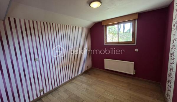 Nichée dans un environnement privilégié au cœur des Gorges de la Vire, cette charmante maison en pierre séduit par son authenticité, sa luminosité et son agréable terrain arboré de 3 770 m². Elle bénéficie également d’un accès rapide à l’autoroute, situé à seulement 3 minutes.

Au rez-de-chaussée
Belle pièce de vie de 48 m², baignée de lumière et exposée plein Sud, composée d’une cuisine aménagée ouverte sur le séjour, agrémenté d’un insert à bois. L’ensemble s’ouvre sur une vaste terrasse, chambre avec dressing, une grande salle de bains, laverie/buanderie, WC indépendant.
À l’étage
Deux chambres. 

Le chauffage principal est assuré par l’insert à bois avec appoint électrique. La maison dispose également d’un chauffage central au gaz pouvant être réactivé.
Toiture en ardoises d’Espagne, huisseries en double vitrage, volets roulants électriques.
Double garage, serre, abris. 
Terrain de 3 770 m², magnifiquement arboré. Il est agrémenté de nombreuses essences variées, notamment de beaux chênes et arbres fruitiers.
Fibre raccordée. Taxe foncière = 449 € /an. 

Une propriété pleine de charme, idéale pour les amoureux de la nature et de l’authenticité, tout en restant à proximité des principaux axes routiers.
