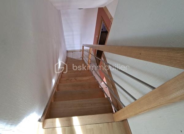 Nichée dans un environnement privilégié au cœur des Gorges de la Vire, cette charmante maison en pierre séduit par son authenticité, sa luminosité et son agréable terrain arboré de 3 770 m². Elle bénéficie également d’un accès rapide à l’autoroute, situé à seulement 3 minutes.

Au rez-de-chaussée
Belle pièce de vie de 48 m², baignée de lumière et exposée plein Sud, composée d’une cuisine aménagée ouverte sur le séjour, agrémenté d’un insert à bois. L’ensemble s’ouvre sur une vaste terrasse, chambre avec dressing, une grande salle de bains, laverie/buanderie, WC indépendant.
À l’étage
Deux chambres. 

Le chauffage principal est assuré par l’insert à bois avec appoint électrique. La maison dispose également d’un chauffage central au gaz pouvant être réactivé.
Toiture en ardoises d’Espagne, huisseries en double vitrage, volets roulants électriques.
Double garage, serre, abris. 
Terrain de 3 770 m², magnifiquement arboré. Il est agrémenté de nombreuses essences variées, notamment de beaux chênes et arbres fruitiers.
Fibre raccordée. Taxe foncière = 449 € /an. 

Une propriété pleine de charme, idéale pour les amoureux de la nature et de l’authenticité, tout en restant à proximité des principaux axes routiers.