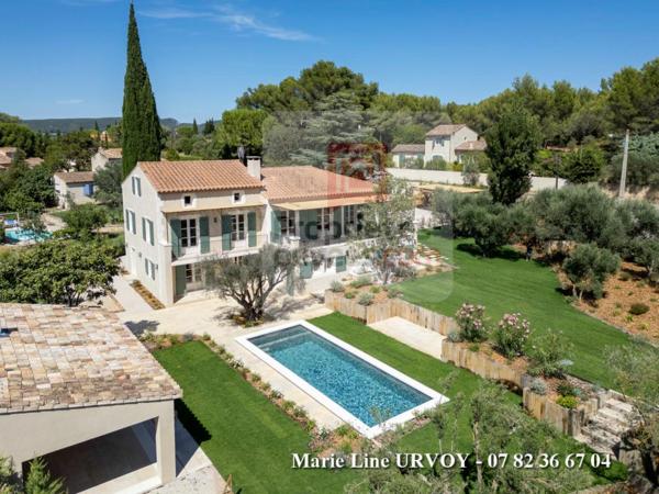 Propriété de charme 300 m² au coeur des Alpilles avec piscine et jardin paysagé