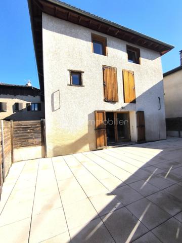 📍 En plein cœur de Saint-Jean-de-Moirans, à 5 min de Voiron, découvrez cette magnifique maison de ville de 130 m² entièrement rénovée, alliant le charme de l'ancien au confort moderne.

Vous serez séduits par sa belle pièce de vie lumineuse de 40 m², ouverte sur une superbe terrasse de 65 m², véritable prolongement de la maison pour profiter des beaux jours en famille ou entre amis.

La maison se compose de :
Une grande pièce de vie d'environ 40 m²
3 belles chambres
Un bureau (idéal télétravail ou chambre d'appoint)
Une salle de bains moderne
2 WC indépendants

Les + :
✔ Maison entièrement rénovée, aucun travaux à prévoir
✔ Chauffage individuel au gaz
✔ Double vitrage
✔ Terrasse de 65 m², rare en centre-ville
✔ Deux places de parking privatives

Emplacement privilégié : à proximité immédiate des écoles, commerces, gare SNCF, transports en commun et accès rapide à l'autoroute A48.

Une maison clé en main, idéale pour une famille ou un couple souhaitant profiter des avantages du centre-ville tout en bénéficiant d'un extérieur généreux.

💰 Prix : 320 000 € (honoraires à la charge du vendeur)

📊 DPE : C – 97 kWhEP/m²/an
GES : C – 19 kgCO₂/m²/an

📞 Pour plus d'informations ou organiser une visite, contactez Anaïs Emptaz au 06 85 15 52 63.