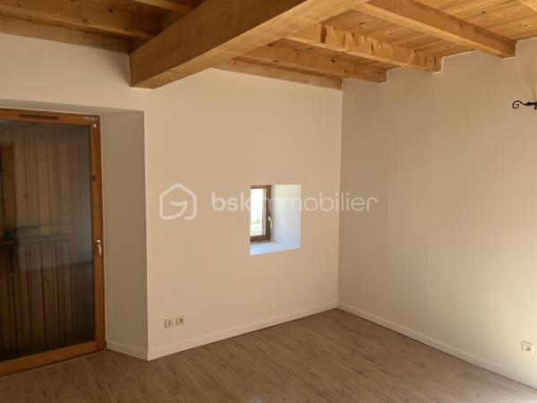 📍 En plein cœur de Saint-Jean-de-Moirans, à 5 min de Voiron, découvrez cette magnifique maison de ville de 130 m² entièrement rénovée, alliant le charme de l'ancien au confort moderne.

Vous serez séduits par sa belle pièce de vie lumineuse de 40 m², ouverte sur une superbe terrasse de 65 m², véritable prolongement de la maison pour profiter des beaux jours en famille ou entre amis.

La maison se compose de :
Une grande pièce de vie d'environ 40 m²
3 belles chambres
Un bureau (idéal télétravail ou chambre d'appoint)
Une salle de bains moderne
2 WC indépendants

Les + :
✔ Maison entièrement rénovée, aucun travaux à prévoir
✔ Chauffage individuel au gaz
✔ Double vitrage
✔ Terrasse de 65 m², rare en centre-ville
✔ Deux places de parking privatives

Emplacement privilégié : à proximité immédiate des écoles, commerces, gare SNCF, transports en commun et accès rapide à l'autoroute A48.

Une maison clé en main, idéale pour une famille ou un couple souhaitant profiter des avantages du centre-ville tout en bénéficiant d'un extérieur généreux.

💰 Prix : 320 000 € (honoraires à la charge du vendeur)

📊 DPE : C – 97 kWhEP/m²/an
GES : C – 19 kgCO₂/m²/an

📞 Pour plus d'informations ou organiser une visite, contactez Anaïs Emptaz au 06 85 15 52 63.