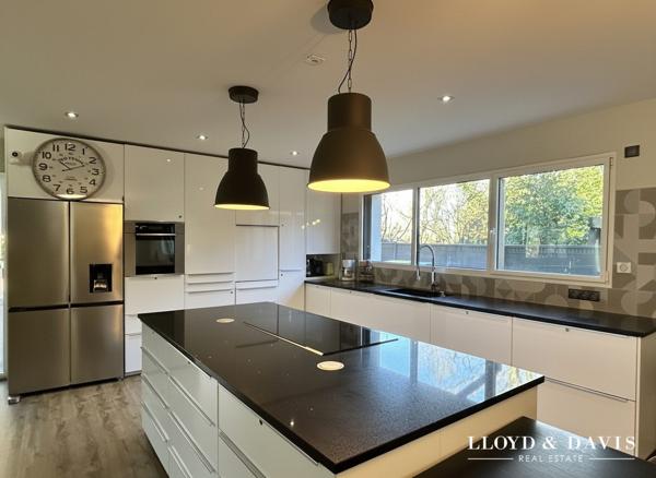 LANDERNEAU MAISON CONTEMPORAINE AVEC  PISCINE INTERIEURE