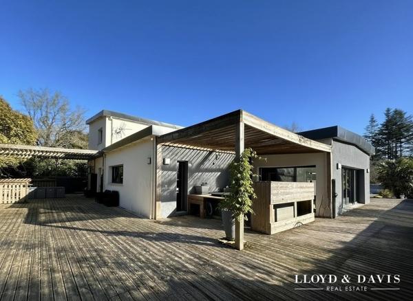 LANDERNEAU MAISON CONTEMPORAINE AVEC  PISCINE INTERIEURE