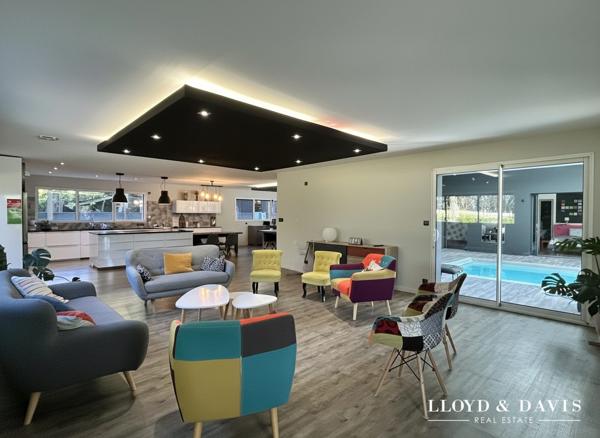 LANDERNEAU MAISON CONTEMPORAINE AVEC  PISCINE INTERIEURE