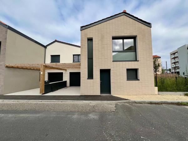 Maison avec climatisation, panneaux solaires, garage, jardin, DPE A - Frais de notaire réduits