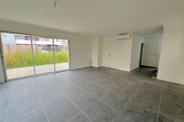 Maison avec climatisation, panneaux solaires, garage, jardin, DPE A - Frais de notaire réduits