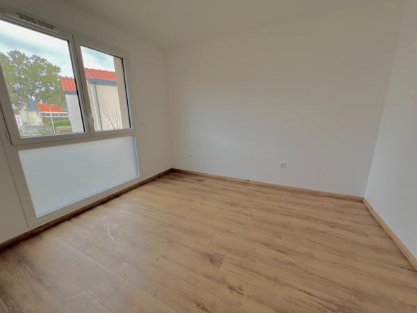 Maison avec climatisation, panneaux solaires, garage, jardin, DPE A - Frais de notaire réduits