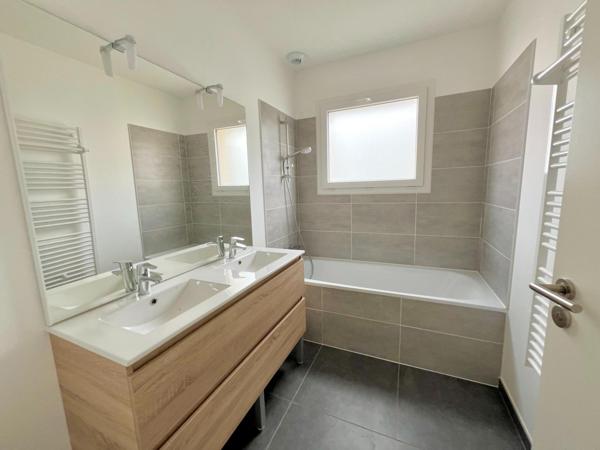 Maison avec climatisation, panneaux solaires, garage, jardin, DPE A - Frais de notaire réduits