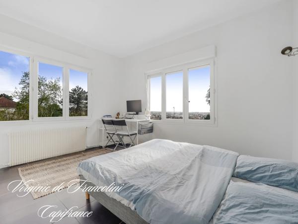 Centre-ville-Coteaux-A vendre belle maison 250 m²-Parcelle 970 m² -6 chambres - Piscine,3 terrasses, dépendance, jardin, garage.