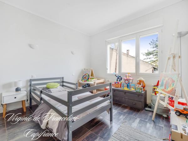 Centre-ville-Coteaux-A vendre belle maison 250 m²-Parcelle 970 m² -6 chambres - Piscine,3 terrasses, dépendance, jardin, garage.