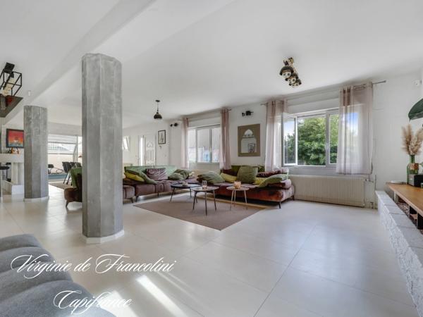 Centre-ville-Coteaux-A vendre belle maison 250 m²-Parcelle 970 m² -6 chambres - Piscine,3 terrasses, dépendance, jardin, garage.