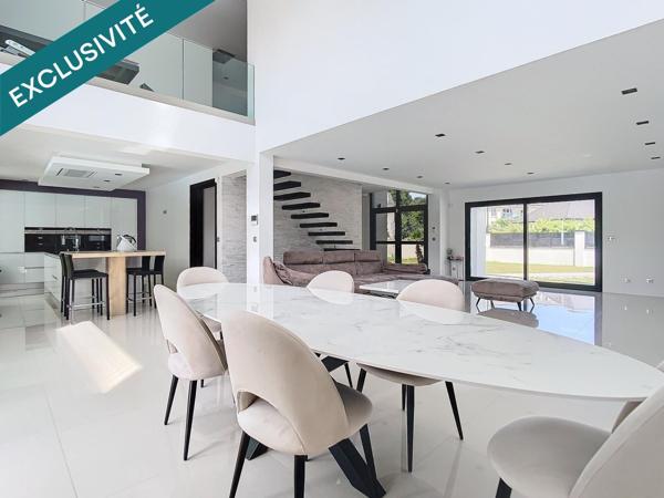 Maison comtemporaine de 246 m² avec piscine