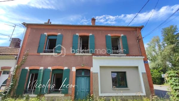Cette maison de caractère situé à proximité des commodités est à rénover afin d'y accueillir une famille ou de créer des appartements pour un projet locatif !

Ce bien à doubles entrées et édifié sur cave, se compose de la façon suivante :
Au RDC : Une entrée dessert un grand espace pour une cuisine dînatoire de 20m², une salle à manger, un salon, une chaufferie et une SDD avec WC

Au 1er étage : un pallier dessert actuellement 4 chambres de grande taille et lumineuse grâce à leurs grandes ouvertures. 

Combles : entièrement aménageable afin d'y créer un espace nuit supplémentaire pour les familles nombreuses ou des appartements pour les investisseurs.

La plupart des menuiseries sont en PVC double vitrage avec volets électriques et battants bois.
L'ensemble de la toiture est en bon état général.

Si ce bien attire votre attention, n'hésitez pas à me contacter pour organiser une visite !