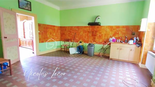 Cette maison de caractère situé à proximité des commodités est à rénover afin d'y accueillir une famille ou de créer des appartements pour un projet locatif !

Ce bien à doubles entrées et édifié sur cave, se compose de la façon suivante :
Au RDC : Une entrée dessert un grand espace pour une cuisine dînatoire de 20m², une salle à manger, un salon, une chaufferie et une SDD avec WC

Au 1er étage : un pallier dessert actuellement 4 chambres de grande taille et lumineuse grâce à leurs grandes ouvertures. 

Combles : entièrement aménageable afin d'y créer un espace nuit supplémentaire pour les familles nombreuses ou des appartements pour les investisseurs.

La plupart des menuiseries sont en PVC double vitrage avec volets électriques et battants bois.
L'ensemble de la toiture est en bon état général.

Si ce bien attire votre attention, n'hésitez pas à me contacter pour organiser une visite !