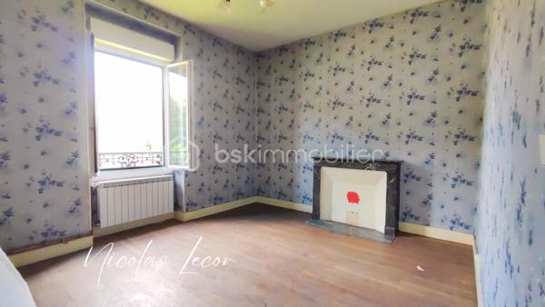 Cette maison de caractère situé à proximité des commodités est à rénover afin d'y accueillir une famille ou de créer des appartements pour un projet locatif !

Ce bien à doubles entrées et édifié sur cave, se compose de la façon suivante :
Au RDC : Une entrée dessert un grand espace pour une cuisine dînatoire de 20m², une salle à manger, un salon, une chaufferie et une SDD avec WC

Au 1er étage : un pallier dessert actuellement 4 chambres de grande taille et lumineuse grâce à leurs grandes ouvertures. 

Combles : entièrement aménageable afin d'y créer un espace nuit supplémentaire pour les familles nombreuses ou des appartements pour les investisseurs.

La plupart des menuiseries sont en PVC double vitrage avec volets électriques et battants bois.
L'ensemble de la toiture est en bon état général.

Si ce bien attire votre attention, n'hésitez pas à me contacter pour organiser une visite !
