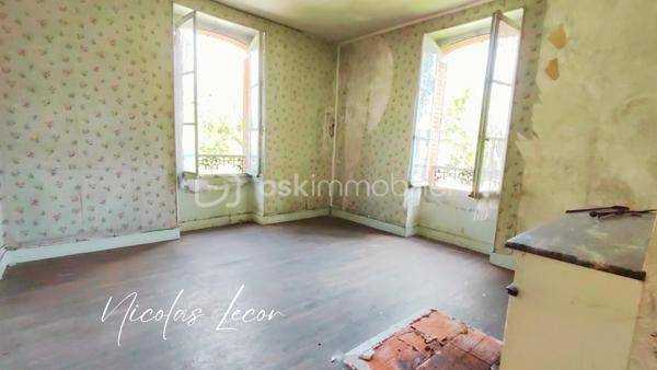 Cette maison de caractère situé à proximité des commodités est à rénover afin d'y accueillir une famille ou de créer des appartements pour un projet locatif !

Ce bien à doubles entrées et édifié sur cave, se compose de la façon suivante :
Au RDC : Une entrée dessert un grand espace pour une cuisine dînatoire de 20m², une salle à manger, un salon, une chaufferie et une SDD avec WC

Au 1er étage : un pallier dessert actuellement 4 chambres de grande taille et lumineuse grâce à leurs grandes ouvertures. 

Combles : entièrement aménageable afin d'y créer un espace nuit supplémentaire pour les familles nombreuses ou des appartements pour les investisseurs.

La plupart des menuiseries sont en PVC double vitrage avec volets électriques et battants bois.
L'ensemble de la toiture est en bon état général.

Si ce bien attire votre attention, n'hésitez pas à me contacter pour organiser une visite !