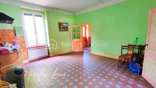 Cette maison de caractère situé à proximité des commodités est à rénover afin d'y accueillir une famille ou de créer des appartements pour un projet locatif !

Ce bien à doubles entrées et édifié sur cave, se compose de la façon suivante :
Au RDC : Une entrée dessert un grand espace pour une cuisine dînatoire de 20m², une salle à manger, un salon, une chaufferie et une SDD avec WC

Au 1er étage : un pallier dessert actuellement 4 chambres de grande taille et lumineuse grâce à leurs grandes ouvertures. 

Combles : entièrement aménageable afin d'y créer un espace nuit supplémentaire pour les familles nombreuses ou des appartements pour les investisseurs.

La plupart des menuiseries sont en PVC double vitrage avec volets électriques et battants bois.
L'ensemble de la toiture est en bon état général.

Si ce bien attire votre attention, n'hésitez pas à me contacter pour organiser une visite !