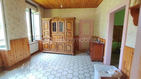 Cette maison de caractère situé à proximité des commodités est à rénover afin d'y accueillir une famille ou de créer des appartements pour un projet locatif !

Ce bien à doubles entrées et édifié sur cave, se compose de la façon suivante :
Au RDC : Une entrée dessert un grand espace pour une cuisine dînatoire de 20m², une salle à manger, un salon, une chaufferie et une SDD avec WC

Au 1er étage : un pallier dessert actuellement 4 chambres de grande taille et lumineuse grâce à leurs grandes ouvertures. 

Combles : entièrement aménageable afin d'y créer un espace nuit supplémentaire pour les familles nombreuses ou des appartements pour les investisseurs.

La plupart des menuiseries sont en PVC double vitrage avec volets électriques et battants bois.
L'ensemble de la toiture est en bon état général.

Si ce bien attire votre attention, n'hésitez pas à me contacter pour organiser une visite !