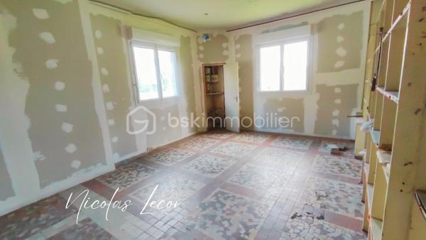 Cette maison de caractère situé à proximité des commodités est à rénover afin d'y accueillir une famille ou de créer des appartements pour un projet locatif !

Ce bien à doubles entrées et édifié sur cave, se compose de la façon suivante :
Au RDC : Une entrée dessert un grand espace pour une cuisine dînatoire de 20m², une salle à manger, un salon, une chaufferie et une SDD avec WC

Au 1er étage : un pallier dessert actuellement 4 chambres de grande taille et lumineuse grâce à leurs grandes ouvertures. 

Combles : entièrement aménageable afin d'y créer un espace nuit supplémentaire pour les familles nombreuses ou des appartements pour les investisseurs.

La plupart des menuiseries sont en PVC double vitrage avec volets électriques et battants bois.
L'ensemble de la toiture est en bon état général.

Si ce bien attire votre attention, n'hésitez pas à me contacter pour organiser une visite !