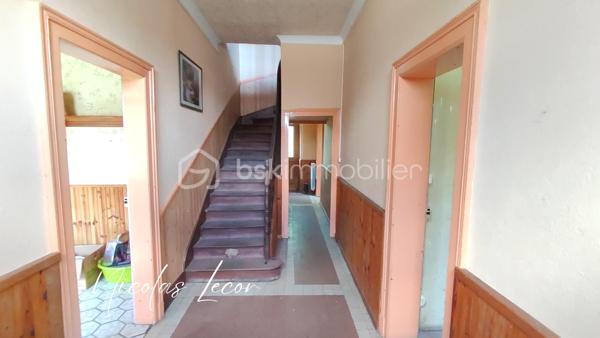 Cette maison de caractère situé à proximité des commodités est à rénover afin d'y accueillir une famille ou de créer des appartements pour un projet locatif !

Ce bien à doubles entrées et édifié sur cave, se compose de la façon suivante :
Au RDC : Une entrée dessert un grand espace pour une cuisine dînatoire de 20m², une salle à manger, un salon, une chaufferie et une SDD avec WC

Au 1er étage : un pallier dessert actuellement 4 chambres de grande taille et lumineuse grâce à leurs grandes ouvertures. 

Combles : entièrement aménageable afin d'y créer un espace nuit supplémentaire pour les familles nombreuses ou des appartements pour les investisseurs.

La plupart des menuiseries sont en PVC double vitrage avec volets électriques et battants bois.
L'ensemble de la toiture est en bon état général.

Si ce bien attire votre attention, n'hésitez pas à me contacter pour organiser une visite !
