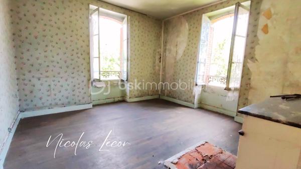 Cette maison de caractère situé à proximité des commodités est à rénover afin d'y accueillir une famille ou de créer des appartements pour un projet locatif !

Ce bien à doubles entrées et édifié sur cave, se compose de la façon suivante :
Au RDC : Une entrée dessert un grand espace pour une cuisine dînatoire de 20m², une salle à manger, un salon, une chaufferie et une SDD avec WC

Au 1er étage : un pallier dessert actuellement 4 chambres de grande taille et lumineuse grâce à leurs grandes ouvertures. 

Combles : entièrement aménageable afin d'y créer un espace nuit supplémentaire pour les familles nombreuses ou des appartements pour les investisseurs.

La plupart des menuiseries sont en PVC double vitrage avec volets électriques et battants bois.
L'ensemble de la toiture est en bon état général.

Si ce bien attire votre attention, n'hésitez pas à me contacter pour organiser une visite !