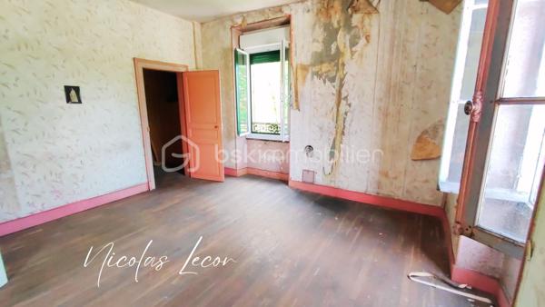 Cette maison de caractère situé à proximité des commodités est à rénover afin d'y accueillir une famille ou de créer des appartements pour un projet locatif !

Ce bien à doubles entrées et édifié sur cave, se compose de la façon suivante :
Au RDC : Une entrée dessert un grand espace pour une cuisine dînatoire de 20m², une salle à manger, un salon, une chaufferie et une SDD avec WC

Au 1er étage : un pallier dessert actuellement 4 chambres de grande taille et lumineuse grâce à leurs grandes ouvertures. 

Combles : entièrement aménageable afin d'y créer un espace nuit supplémentaire pour les familles nombreuses ou des appartements pour les investisseurs.

La plupart des menuiseries sont en PVC double vitrage avec volets électriques et battants bois.
L'ensemble de la toiture est en bon état général.

Si ce bien attire votre attention, n'hésitez pas à me contacter pour organiser une visite !