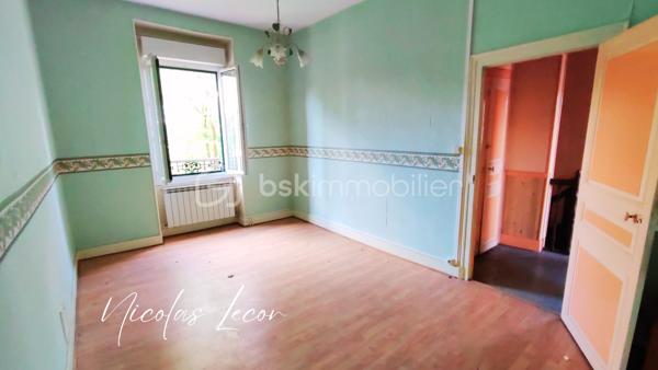 Cette maison de caractère situé à proximité des commodités est à rénover afin d'y accueillir une famille ou de créer des appartements pour un projet locatif !

Ce bien à doubles entrées et édifié sur cave, se compose de la façon suivante :
Au RDC : Une entrée dessert un grand espace pour une cuisine dînatoire de 20m², une salle à manger, un salon, une chaufferie et une SDD avec WC

Au 1er étage : un pallier dessert actuellement 4 chambres de grande taille et lumineuse grâce à leurs grandes ouvertures. 

Combles : entièrement aménageable afin d'y créer un espace nuit supplémentaire pour les familles nombreuses ou des appartements pour les investisseurs.

La plupart des menuiseries sont en PVC double vitrage avec volets électriques et battants bois.
L'ensemble de la toiture est en bon état général.

Si ce bien attire votre attention, n'hésitez pas à me contacter pour organiser une visite !