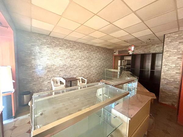 Local commercial de 55m² avec cave de 50m² environ