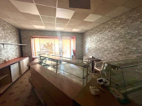 Local commercial de 55m² avec cave de 50m² environ
