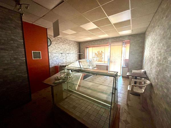 Local commercial de 55m² avec cave de 50m² environ