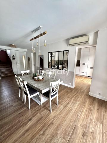 Maison
         6 pièces
        - 150 m² 425 000 € *
