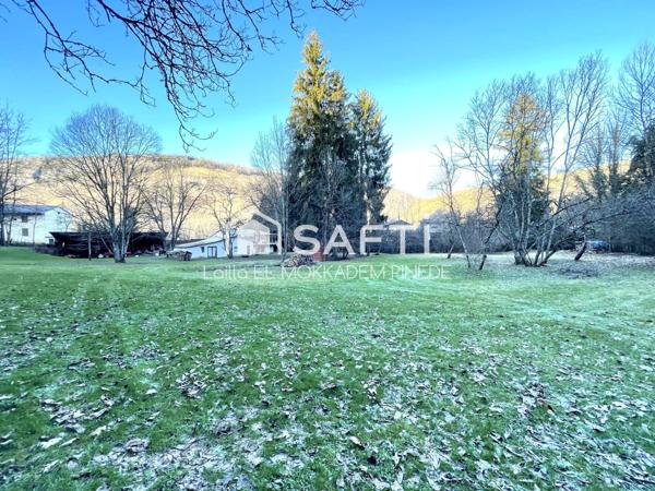 Maison avec grand terrain et rivière