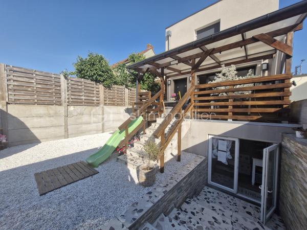 Situé en hyper centre de Liévin, ce pavillon individuel de 2016 en exclusivité saura vous séduire par ses prestations soignées, ses matériaux de qualité et son état irréprochable. 
Un bien rare sur le secteur, idéal pour une résidence principale comme pour un projet locatif type Airbnb.
Dès l’entrée, vous découvrirez une belle pièce de vie entièrement ouverte d’environ 50 m², lumineuse et conviviale, idéale pour recevoir. 
Le rez-de-chaussée dispose également d’un WC indépendant.
À l’étage, le bien offre deux belles chambres, dont une suite parentale avec salle de bains équipée d’une baignoire balnéothérapie, ainsi qu’un second WC.
Côté prestations, la maison bénéficie d’un DPE en C, d’une décoration soignée et ne nécessite aucun travaux.
Vous profiterez également d’un sous-sol complet avec espace buanderie, d’un stationnement privatif avec portail, ainsi que d’un extérieur entièrement clos, entretenu et aménagé avec goût. Une terrasse surélevée, un terrain de pétanque et une seconde terrasse couverte avec toiture en paille viennent compléter ce bien coup de cœur.
Un atout supplémentaire : la possibilité d’exploiter le bien en Airbnb, comme le fait actuellement la propriétaire.
Prix : 251 000 € FAI
Bien rare sur le secteur – coup de cœur assuré.